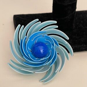 Vintage 60's Flower Power MOD CottageCore Abstract Spring Floral Brooch / PIN